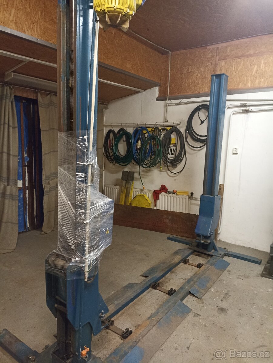 Dvouslopový zvedák