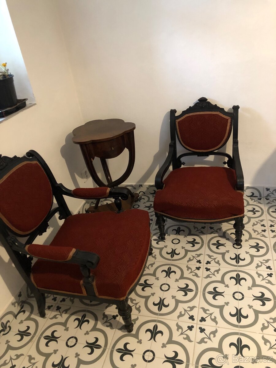 Starožitná křesla a stolek