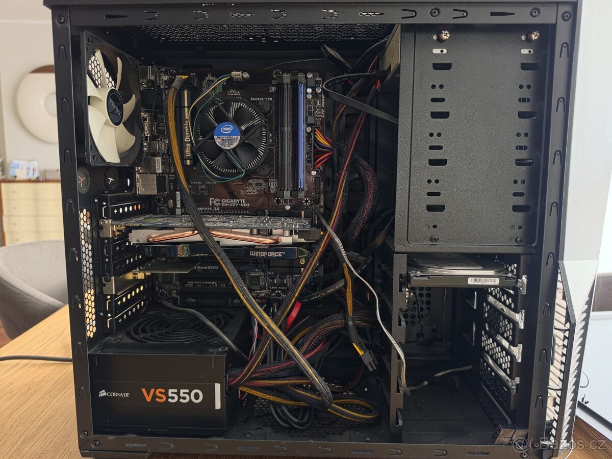 Starší PC bez HDD/SDD + Monitory
