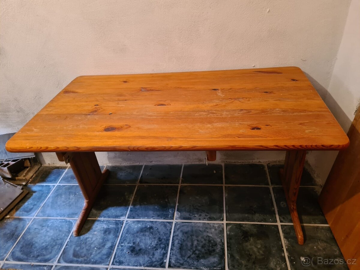 Dřevěný stůl výškově stavitelný