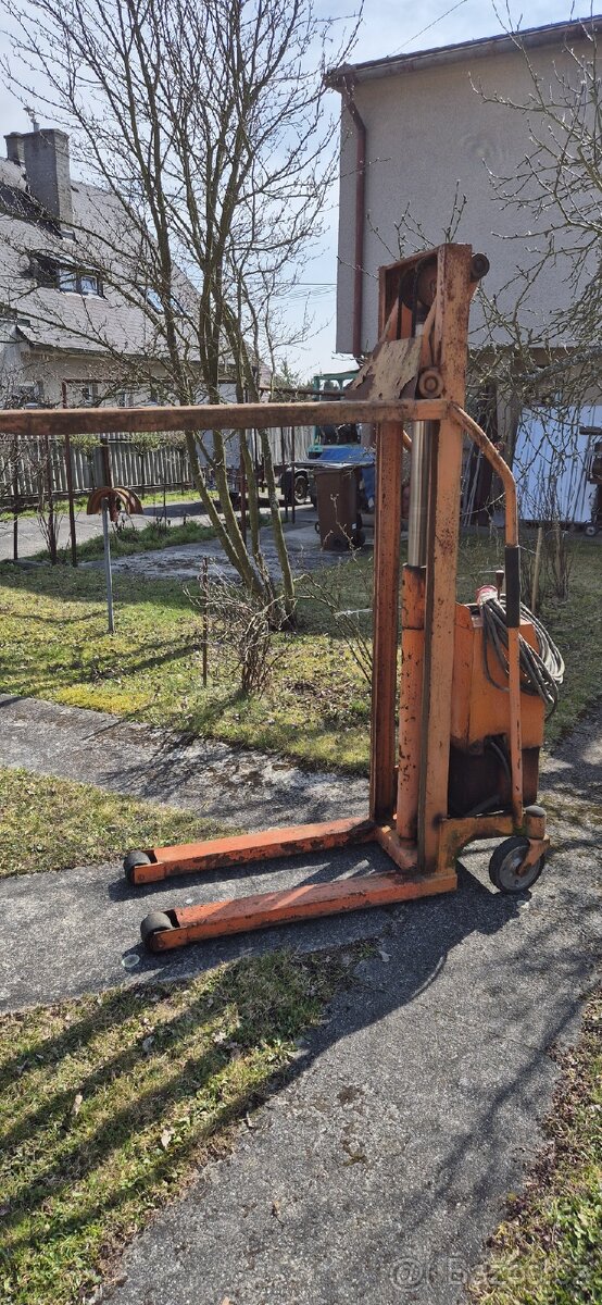 Elektrický vysokozdvižný paletový vozík