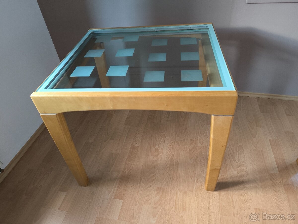 Moderní jídelní stůl