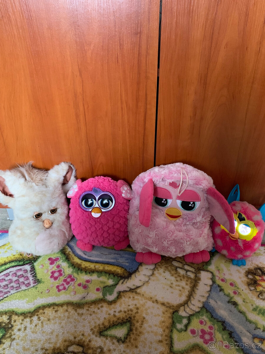 Sbírka plyšáků - přes 400 kusů, dále set Furby 2005
