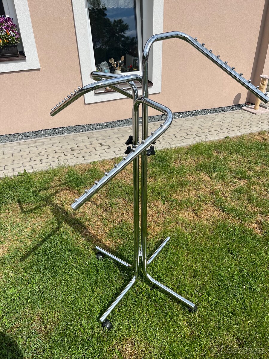 Štendr stojan na oblečení