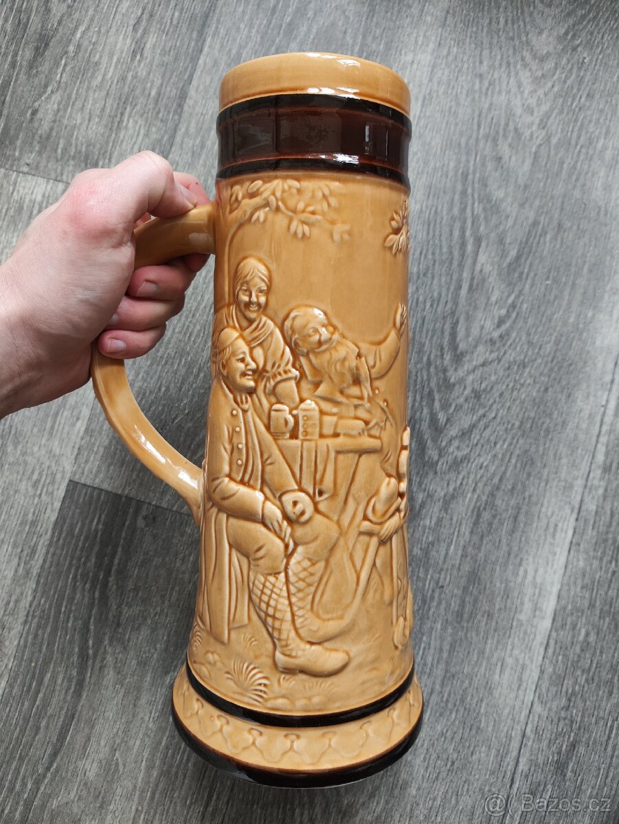 🍺 Krásný starý pivní korbel s motivem hospody a kuželek