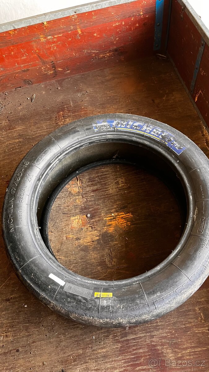 Závodní pneu Michelin 16