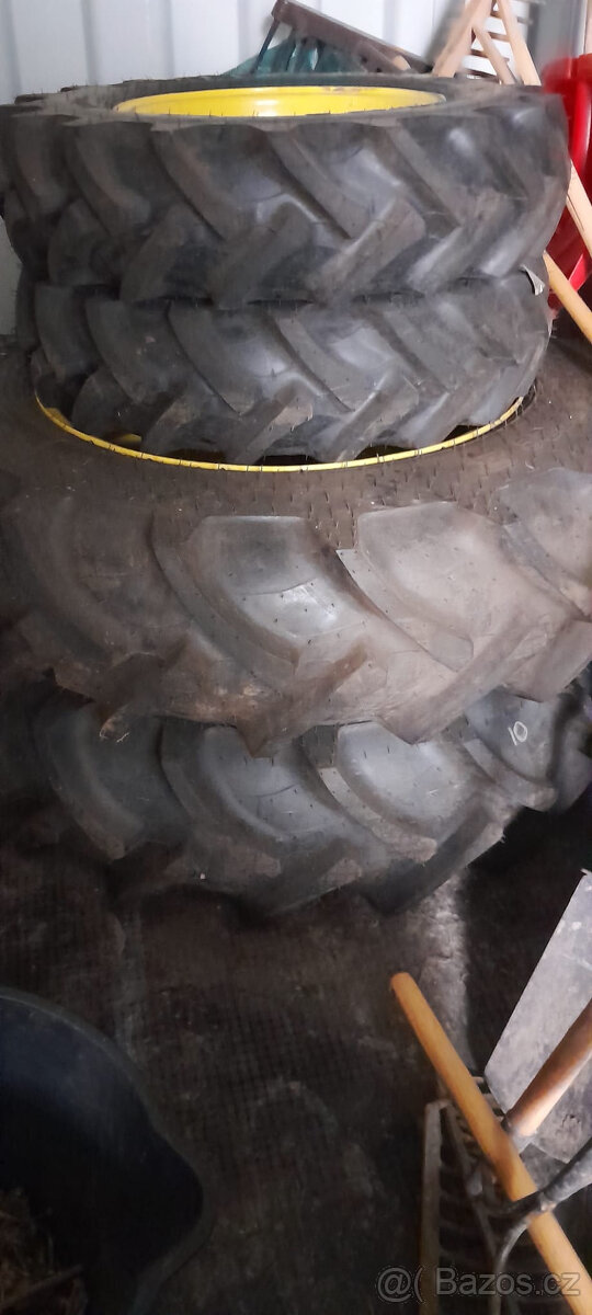 Pneu na traktor John Deere 3R a 3020.