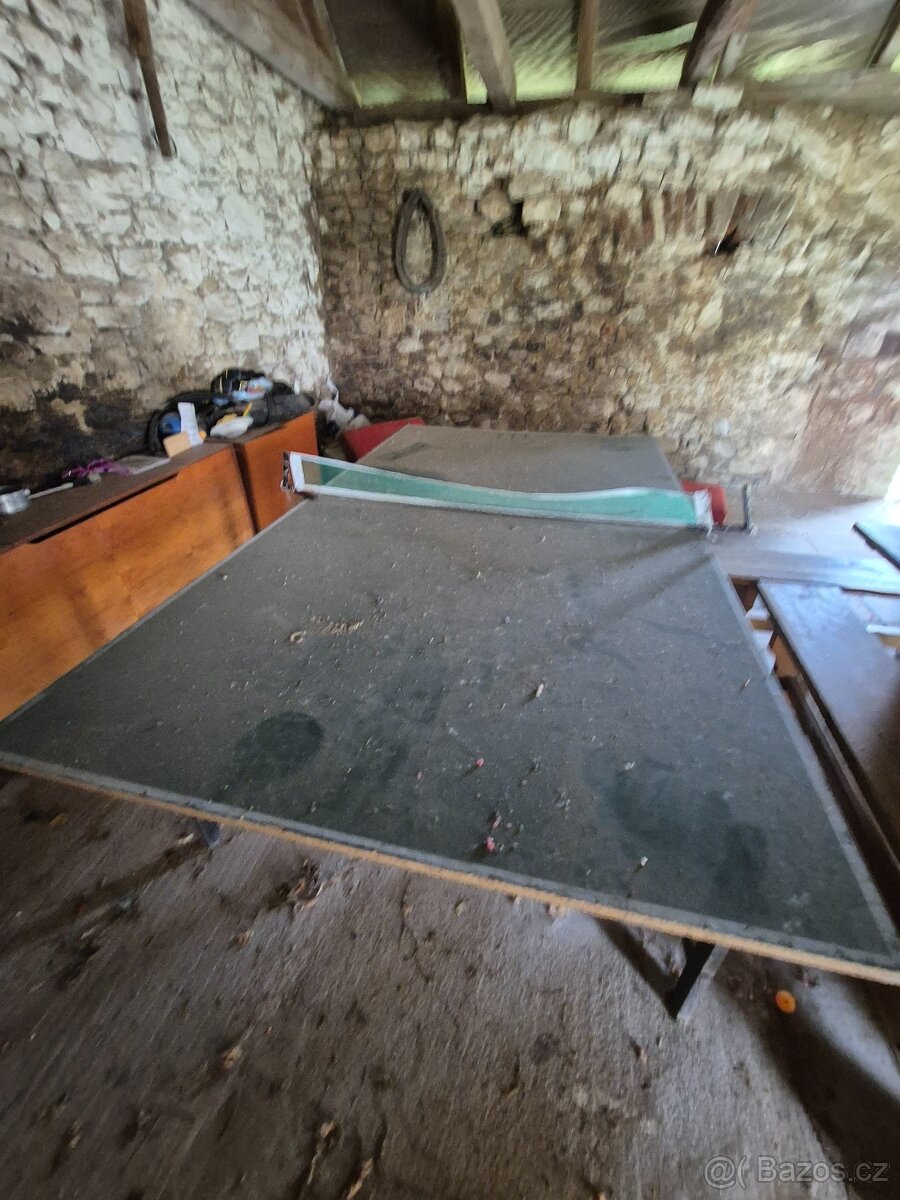 Pingpongový stůl