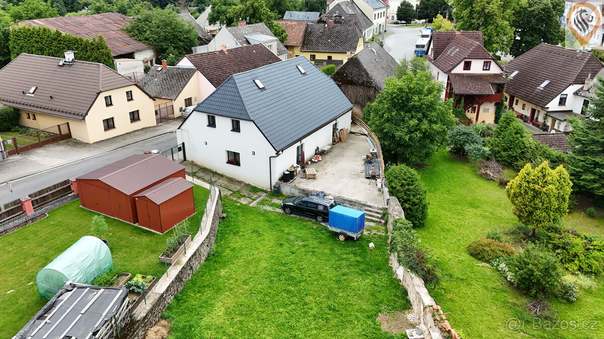 Rodinný dům nebo chalupa se zahradou, Strážov na Šumavě.
