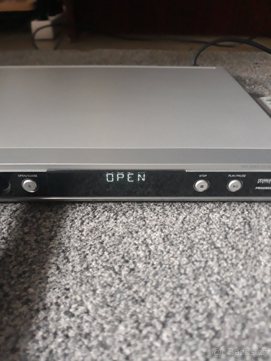 DVD  PŘEHRAVAČ  ZN.  MAGNAVOX  S  OVLADAČEM