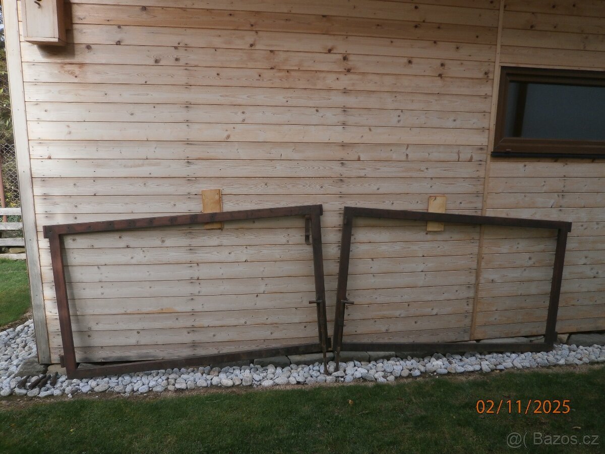 Dvoukřídlá brána