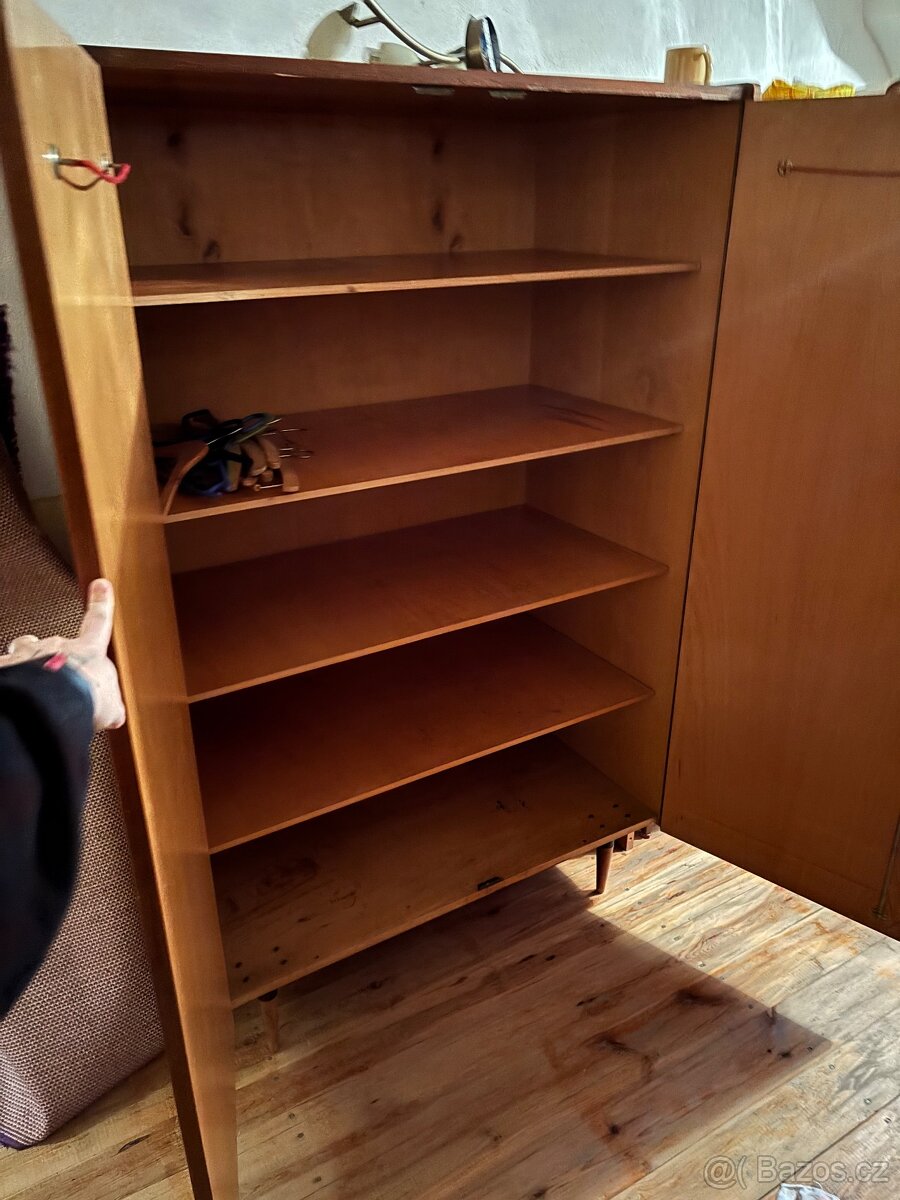 Retro vintage policová skříň – zdarma za odvoz Kadaň