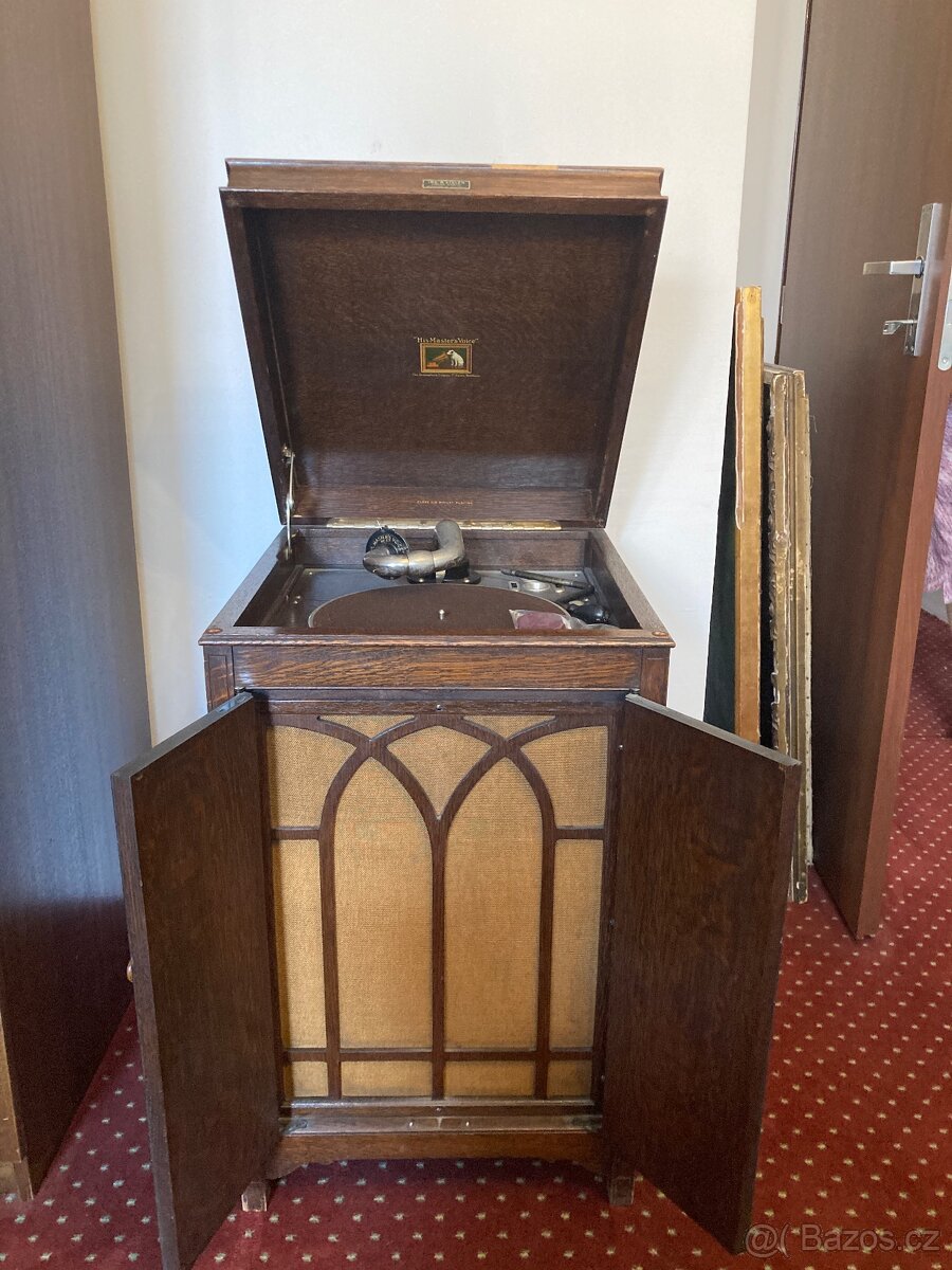 Starožitný gramofon na kliku se skříní