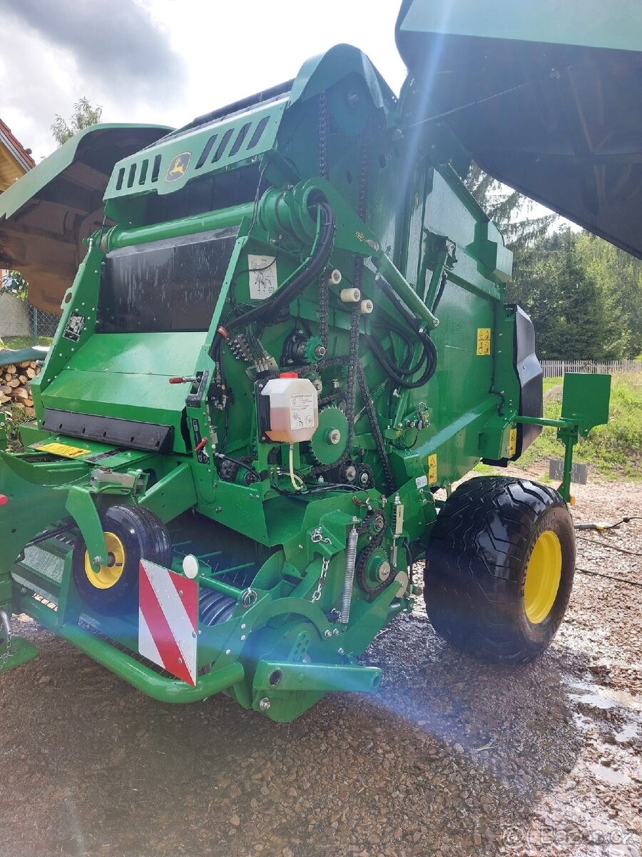 John Deere V451M