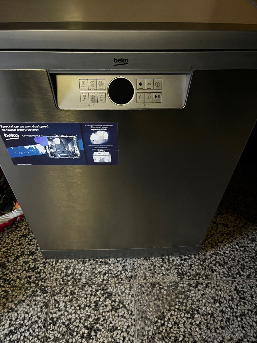 Myčka nádobí Beko BDFN26648XC