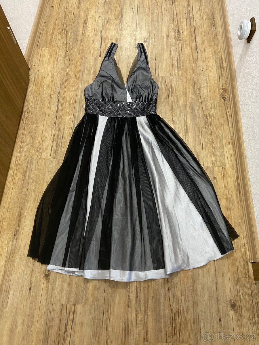 Šaty odhalené záda