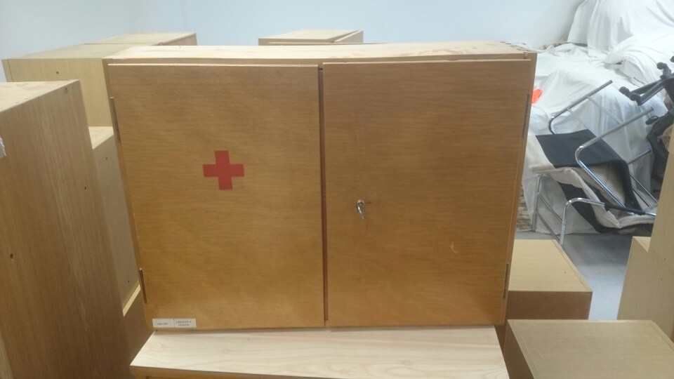 Sběratelská retro dřevěná lékárnička skřínka