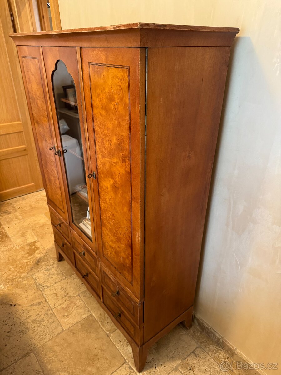 Krasna starozitna skrin