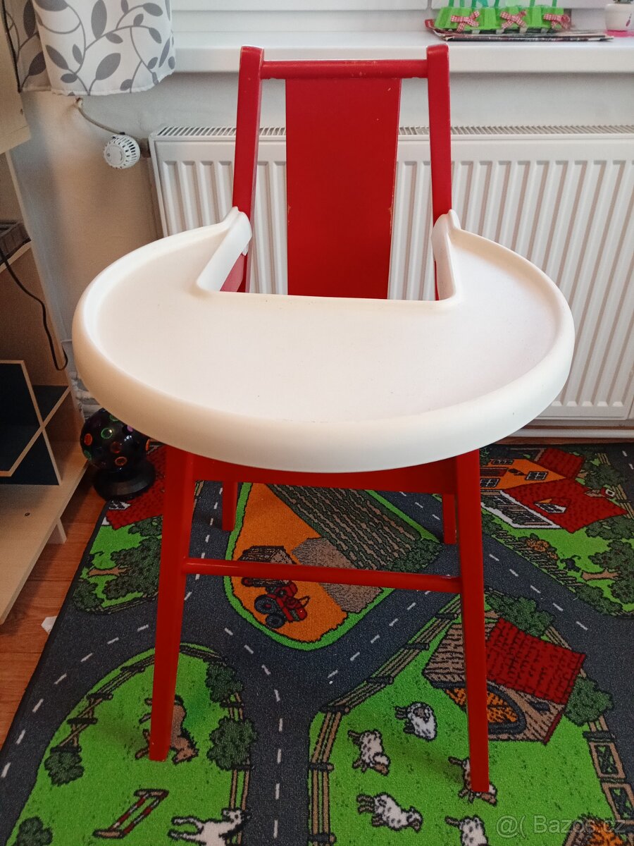 Židlička krmící se stolečkem