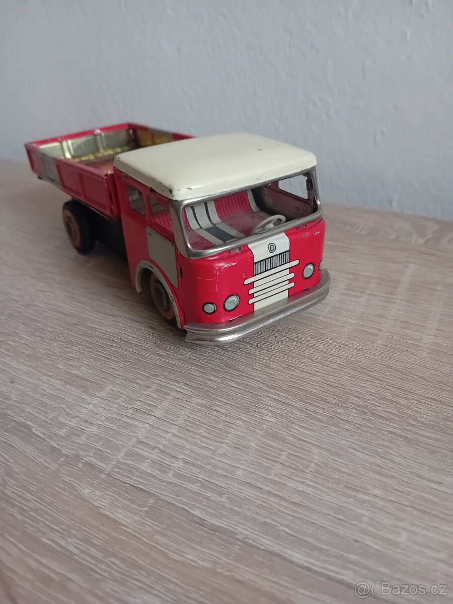 Retro plechové autíčko