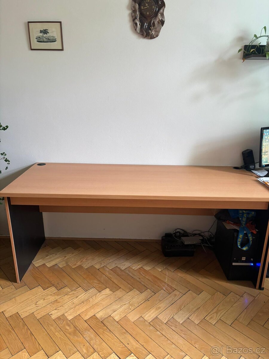 Kancelářský stůl