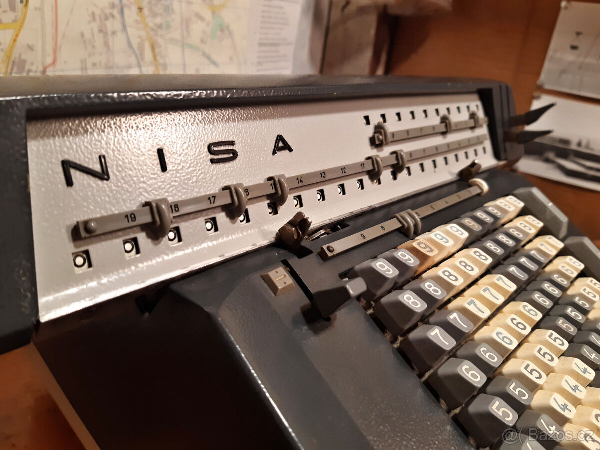 Funkční elektromechanická kalkulačka Nisa PK5 z roku 1974