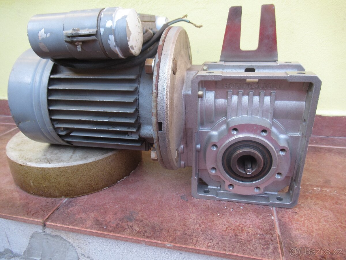 Úhlová elektropřevodovka 230V.0,55kw-118ot.min.