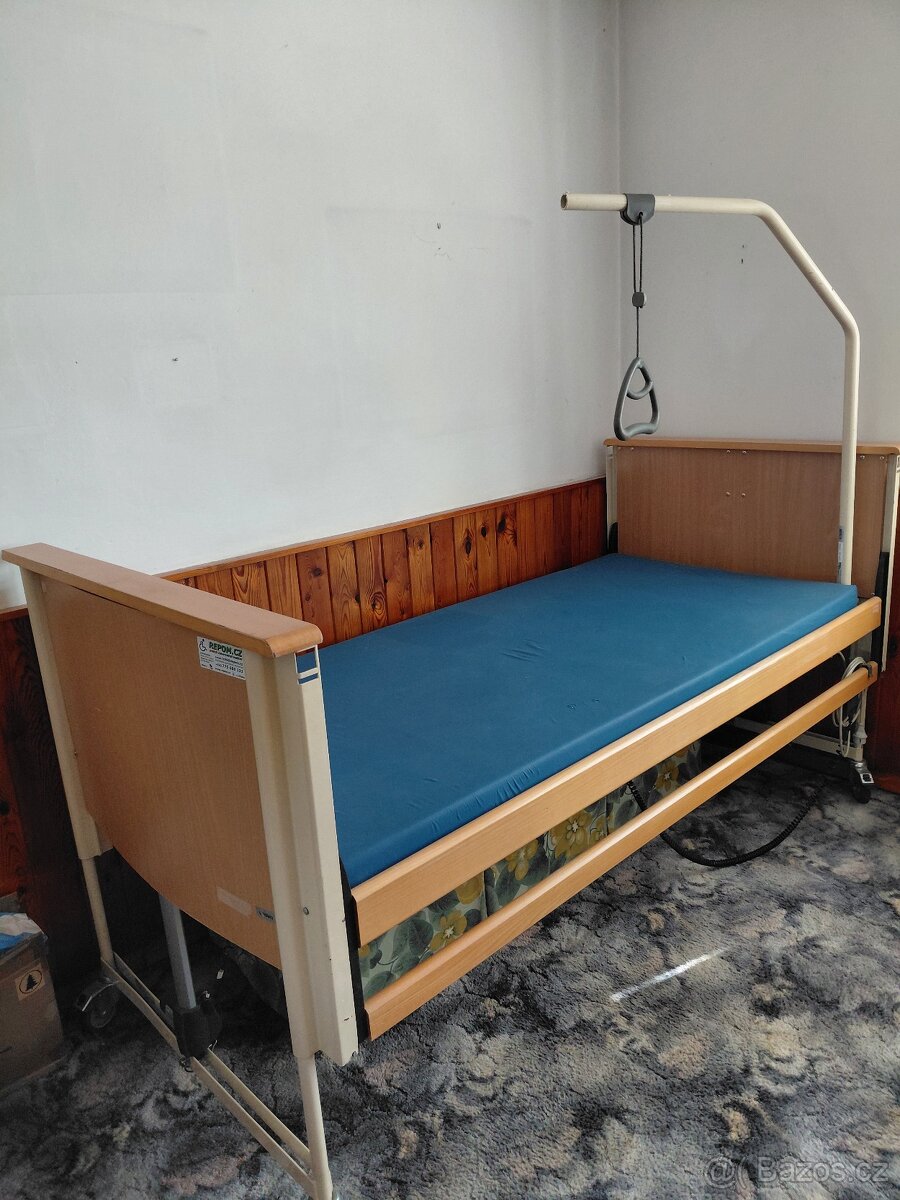 Polohovací postel elektrická