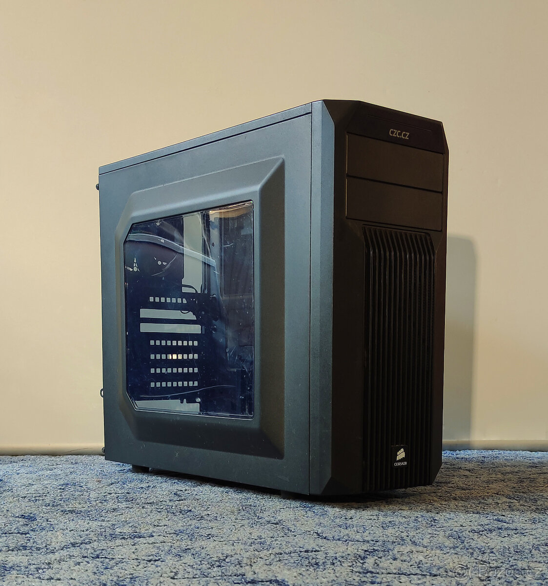 Corsair SPEC-02 Red Carbide Series s průhlednou bočnicí