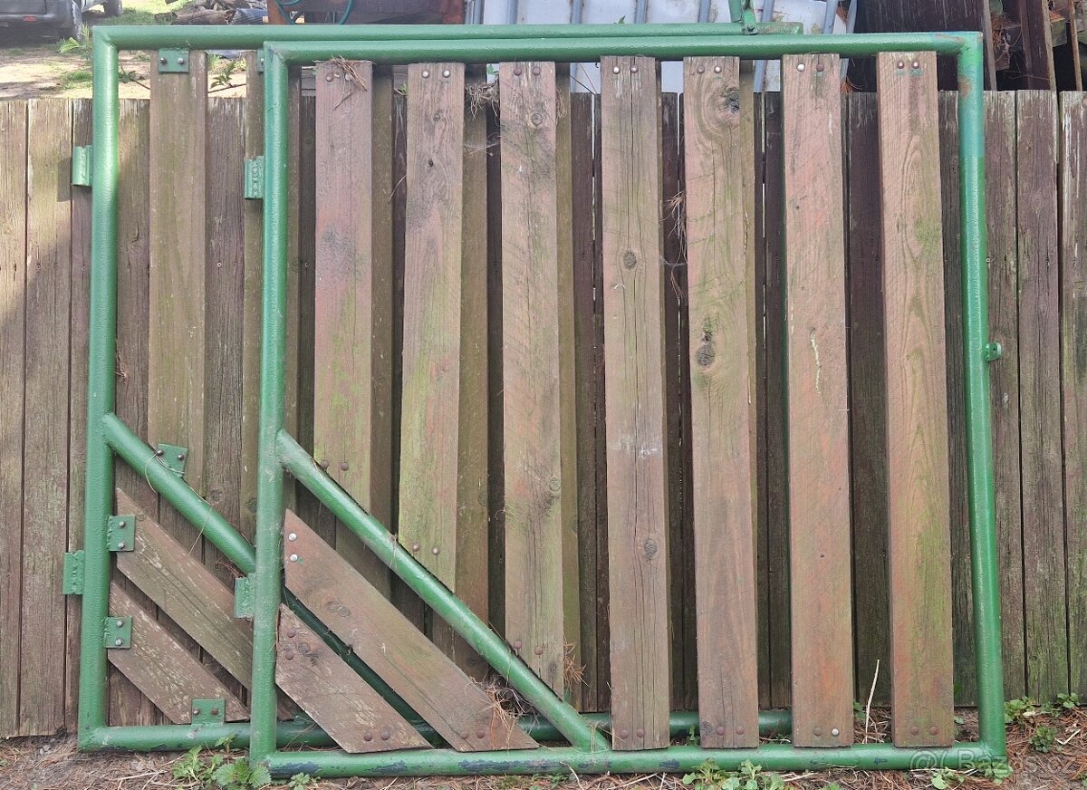 dvoukřídlá brána s brankou