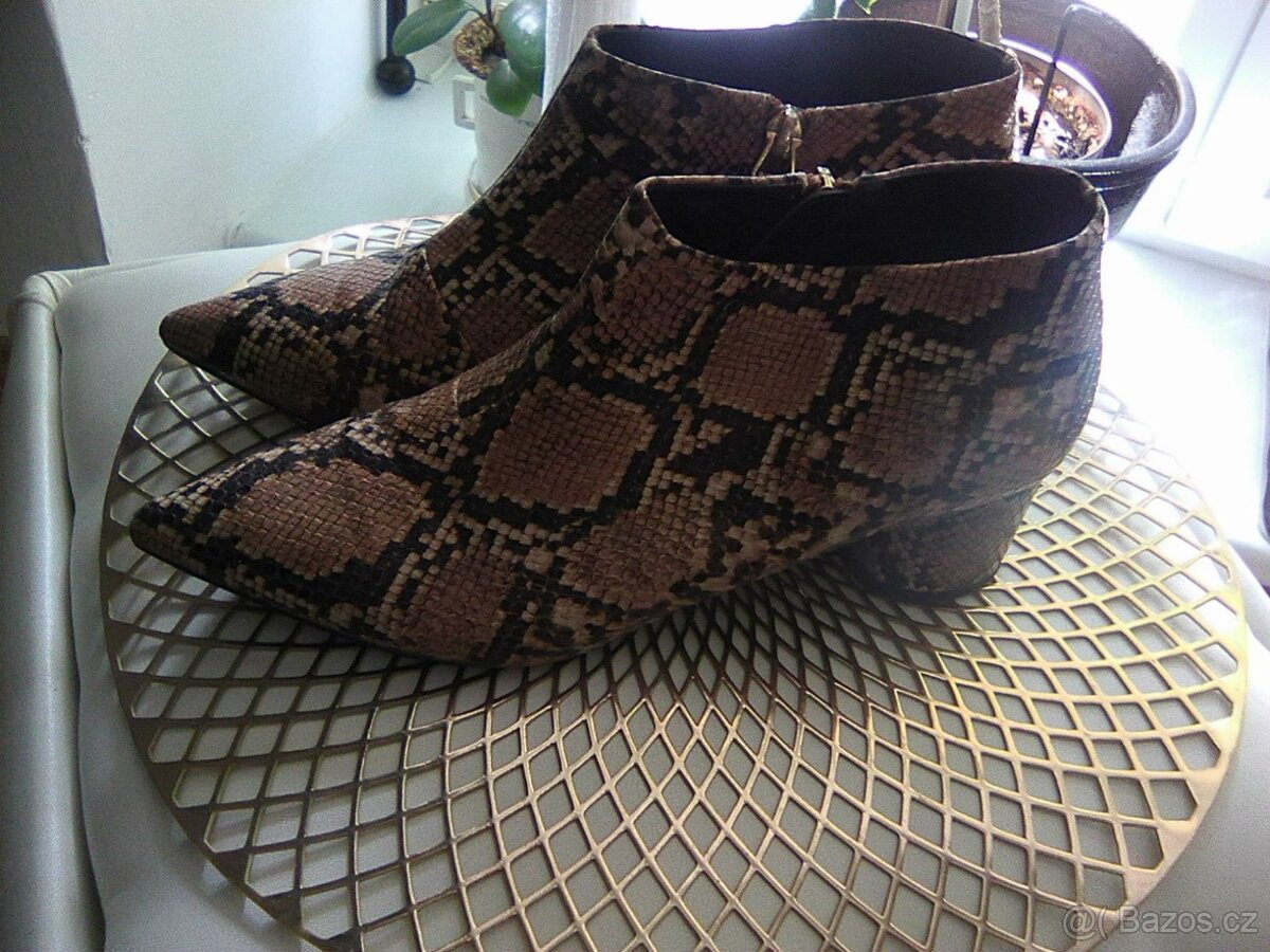 Velmi pěkné polo-kozačky hadí vzor, v.40, černobéžové