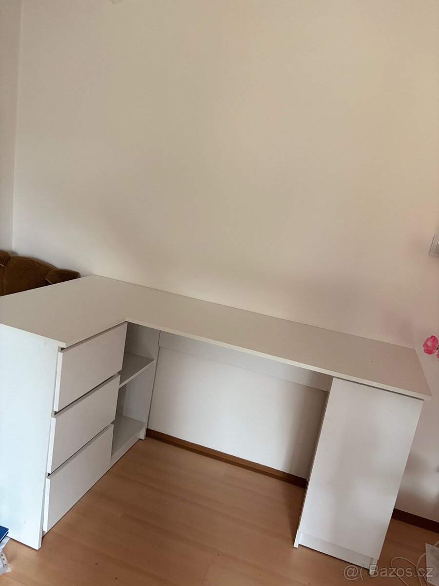 Rohový psací stůl