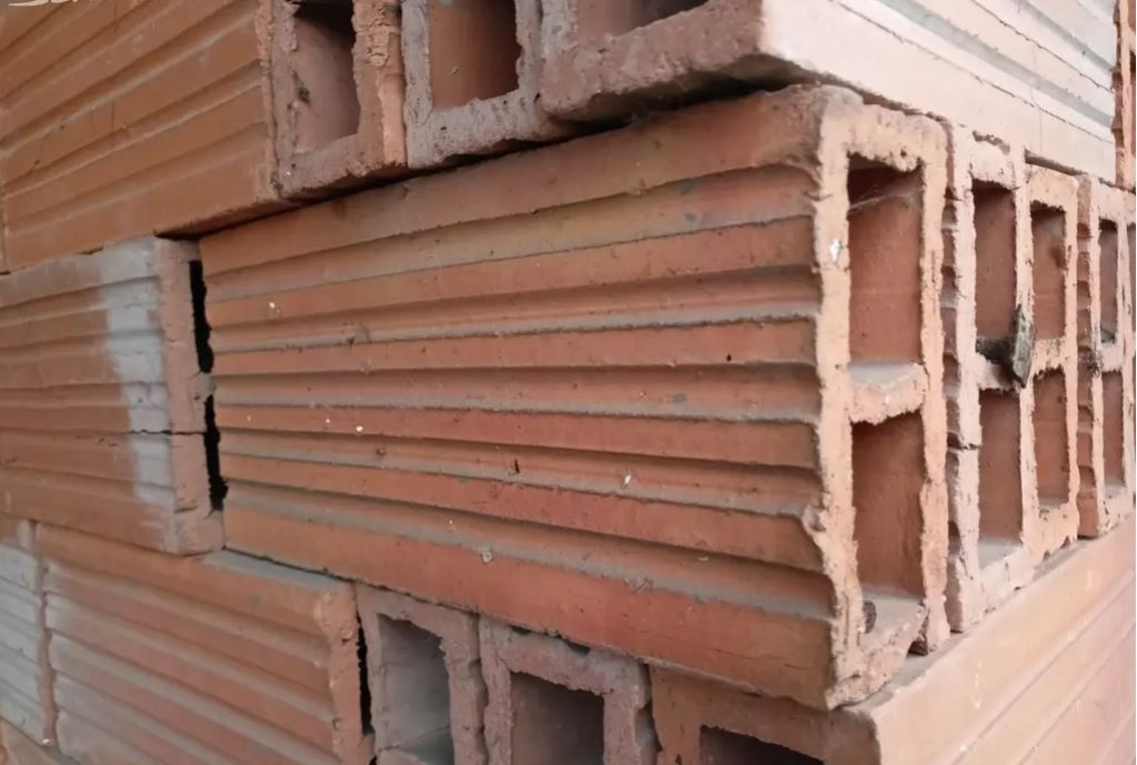 cihly duté dvouděrové 6 kč / ks