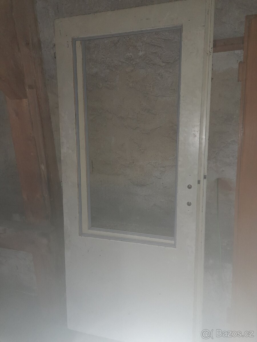 Starší panelákové dveře bez skla