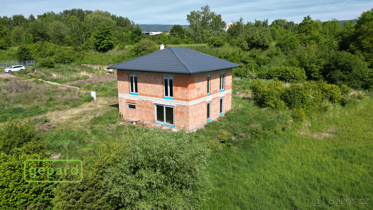 Prodej rozestavěného rodinného domu 200m2 s pozemkem 770m2, 