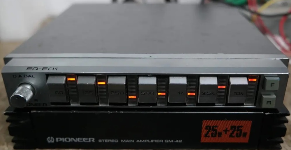 Pioneer ekvalizér + 2x zesilovač 2x25W + 2x60W