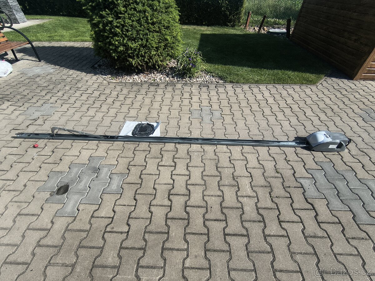 Sekční vrata kolejnice