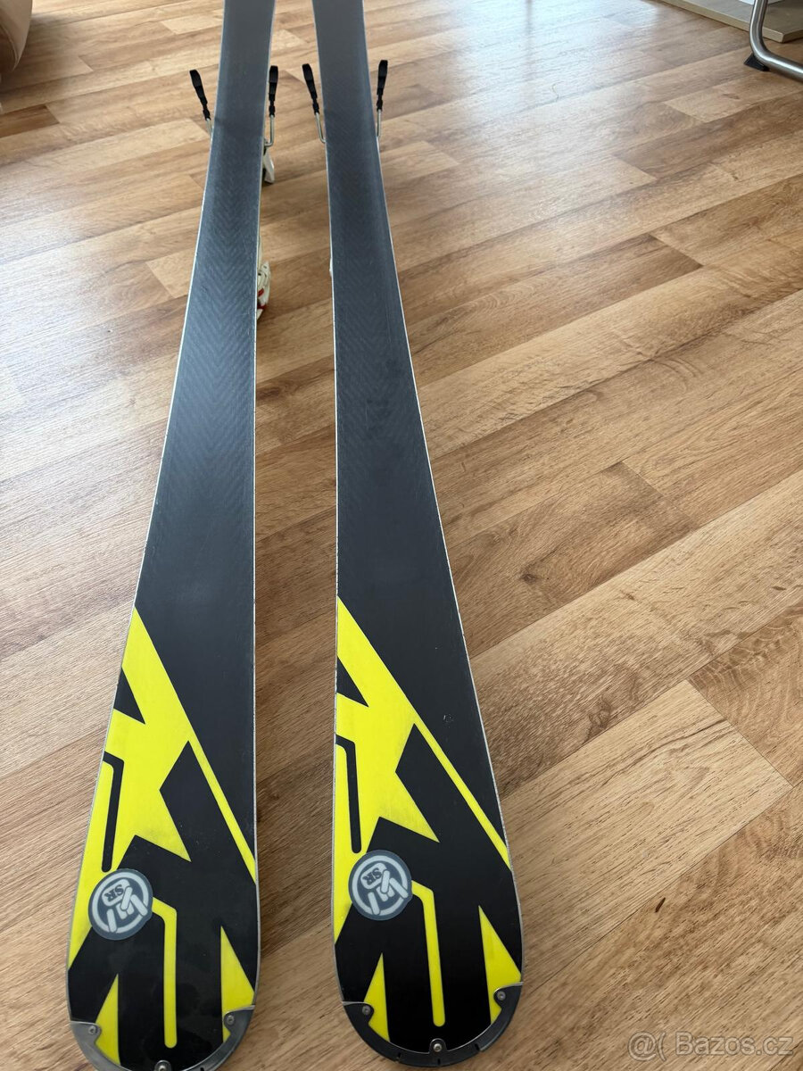 Sjezdové lyýe K2 AMP Charger