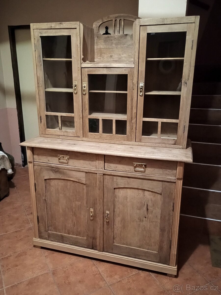 stará dubová kredenc 187