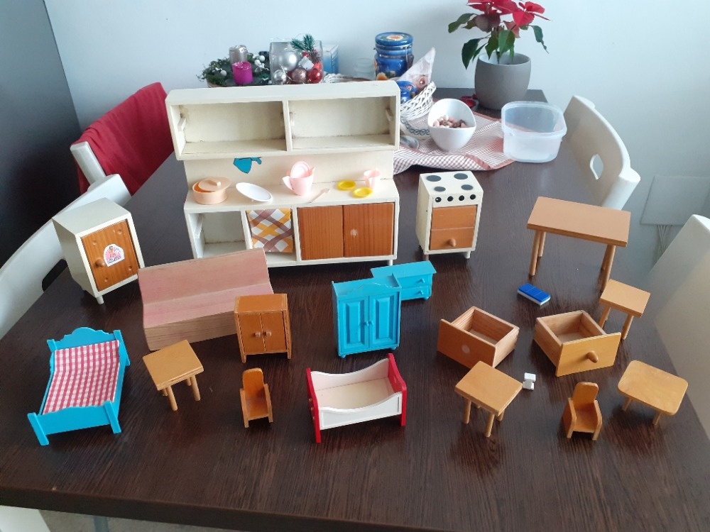 NÁBYTEK PRO PANENKY / ŠÍCÍ STROJ