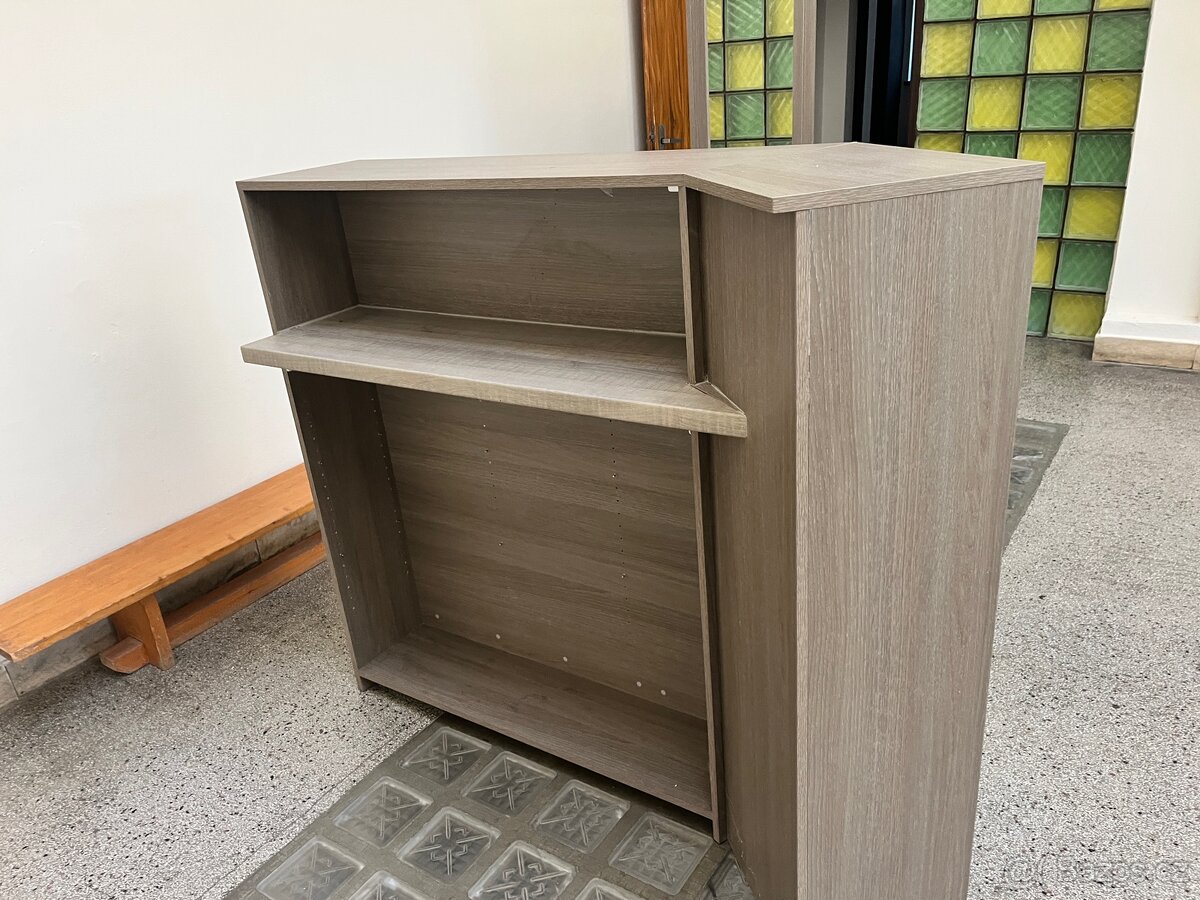 kadeřnický nebo kosmetický stolek se zrcadly a recepci