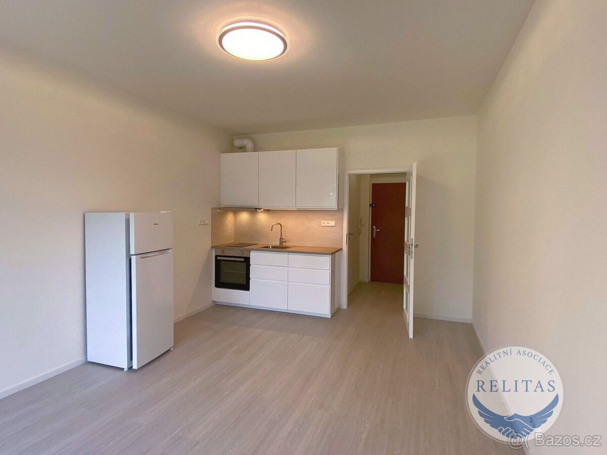 Pronájem zrekonstruovaného bytu 1+kk 26 m², Praha 10 - Vršov