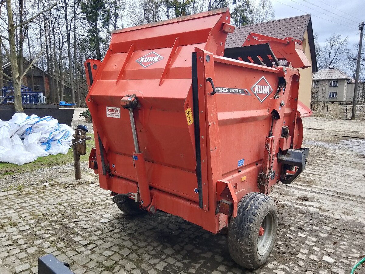 Krmný a zastýlací vůz Kuhn
