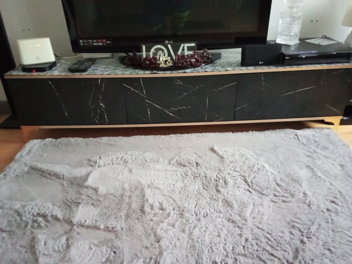 Prodám-TV stolek s dekorem černého mramoru