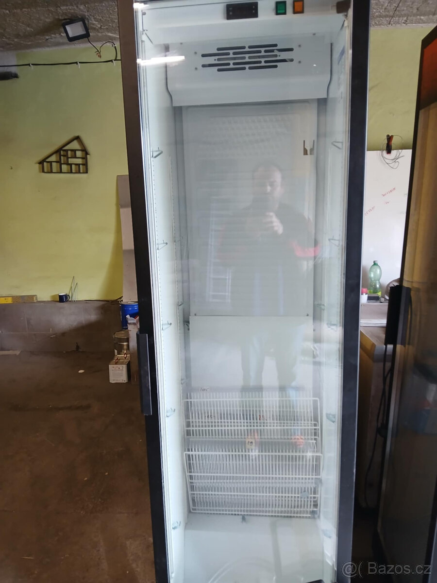 Gastro ledničku prosklenou na nápoje výška 2m