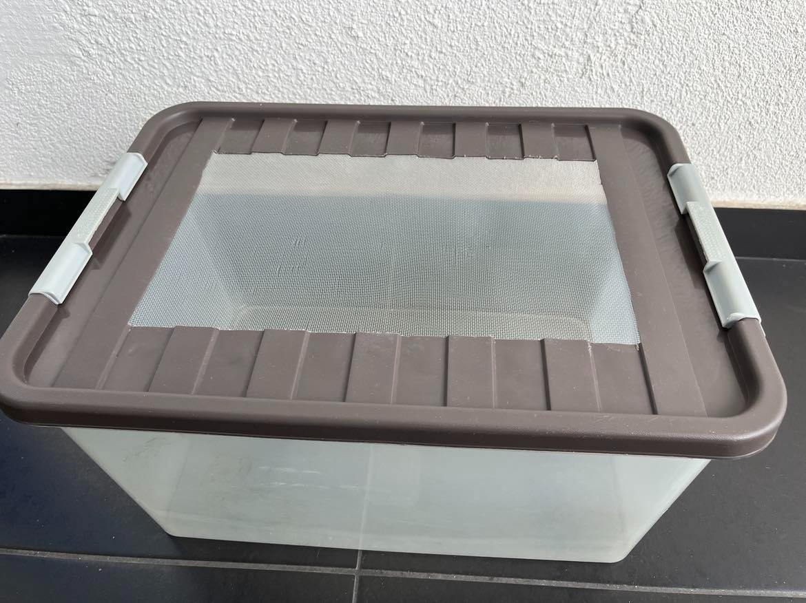 2 boxy na krmný hmyz