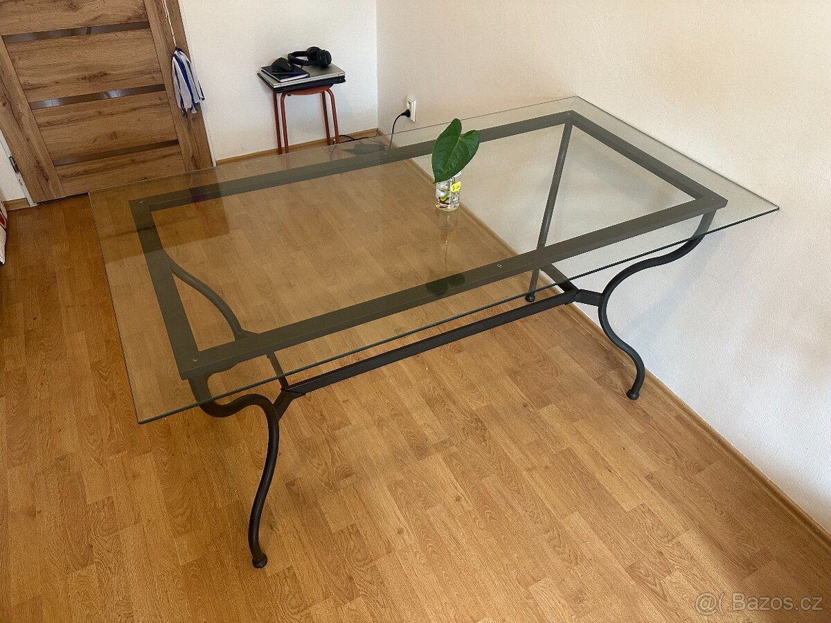 Skleněný jídelní stůl