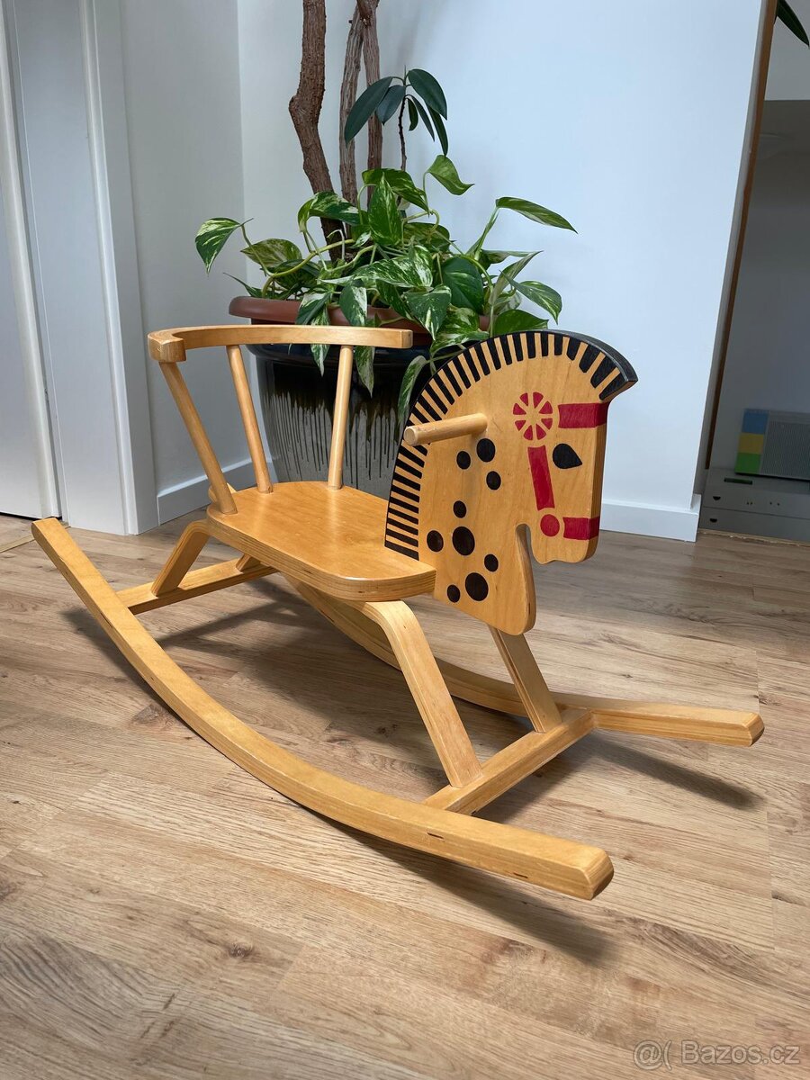 Dřevěný houpací kůň
