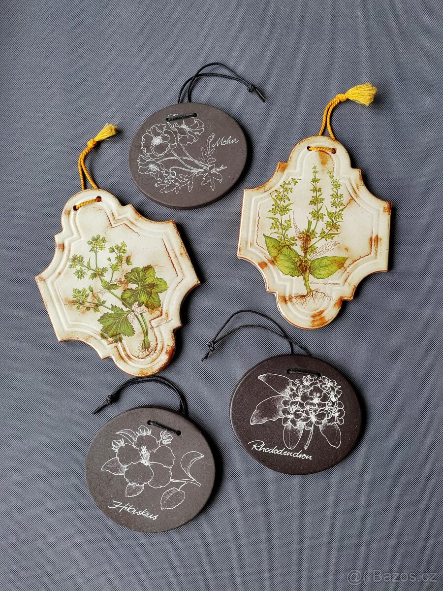 Sada keramických dekorativních plaket s rostlinným motivem