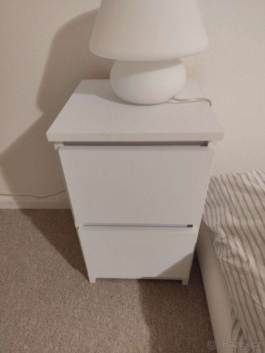 Noční stolek.